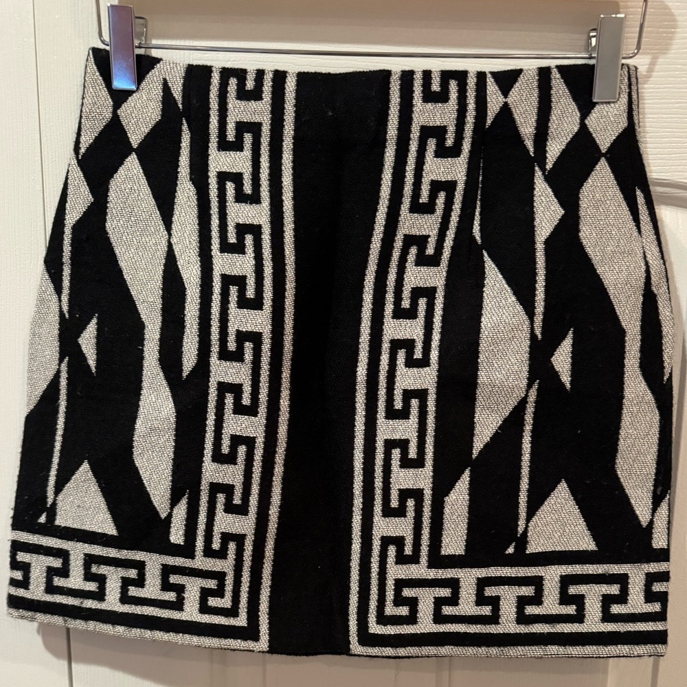 Zara women’s Aztec print skirt. Brand new, excellent condition size small.